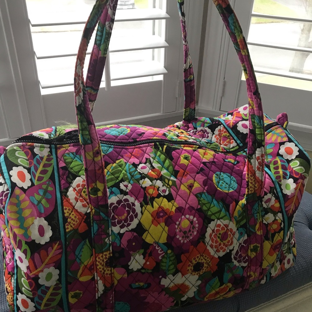 NWOT Vera Bradley "VA VA Bloom" retired floral pattern.Large Barrel Duffle